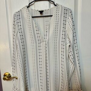 Ann Taylor Elegant V-Neck Popover Blouse in White and Black Size Medium